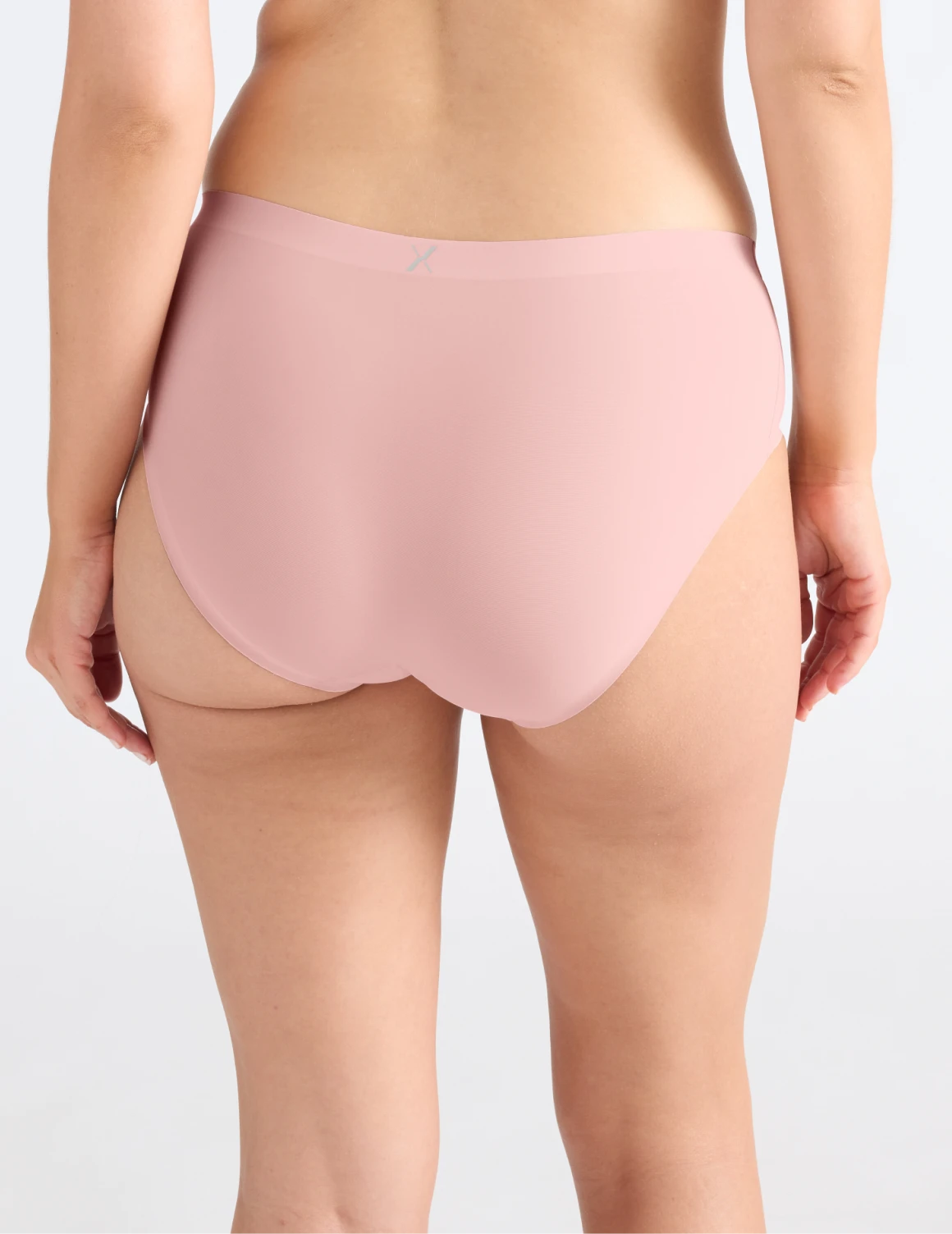 Isabelle has 40” hips and wearing KNIX M | Rose Water