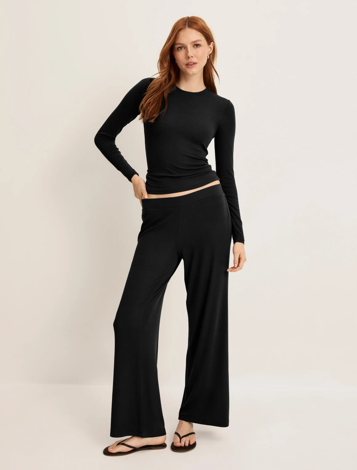 Molly has 36“ hips wearing KNIX S | Black