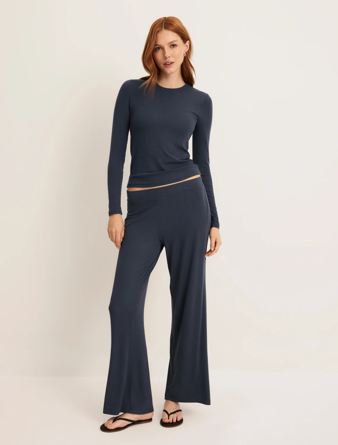 Molly has 36“ hips wearing KNIX S | Twilight Navy