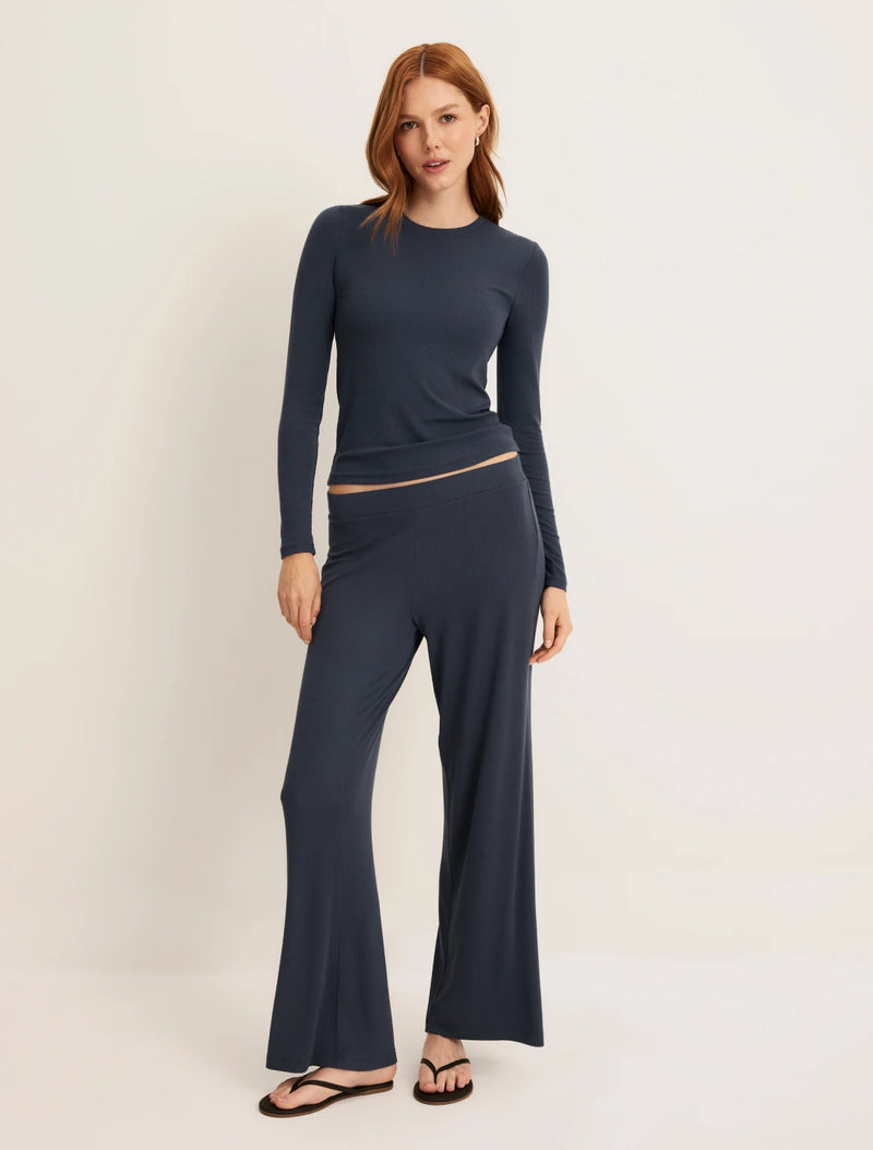Molly has 36“ hips wearing KNIX S | Twilight Navy