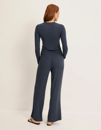Molly has 36“ hips wearing KNIX S | Twilight Navy