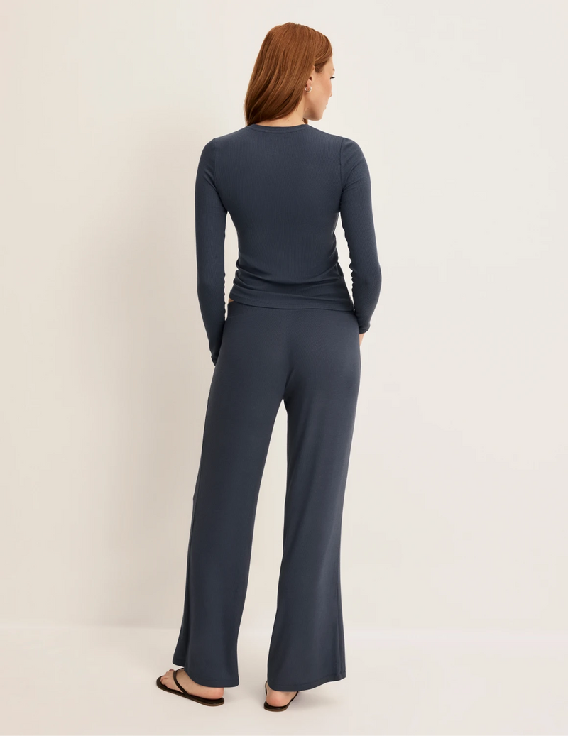 Molly has 36“ hips wearing KNIX S | Twilight Navy