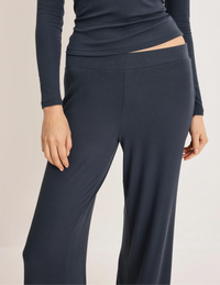 Molly has 36“ hips wearing KNIX S | Twilight Navy