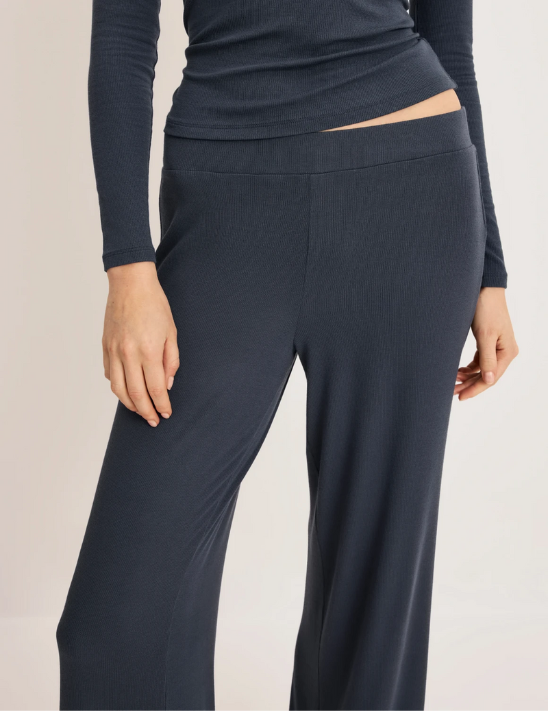 Molly has 36“ hips wearing KNIX S | Twilight Navy