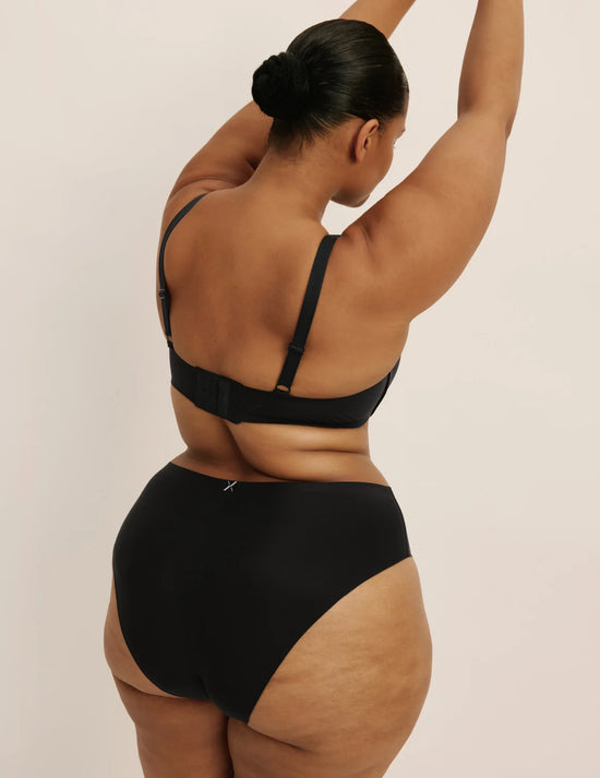 Leslie has 49” hips, wearing KNIX XXL  | Black