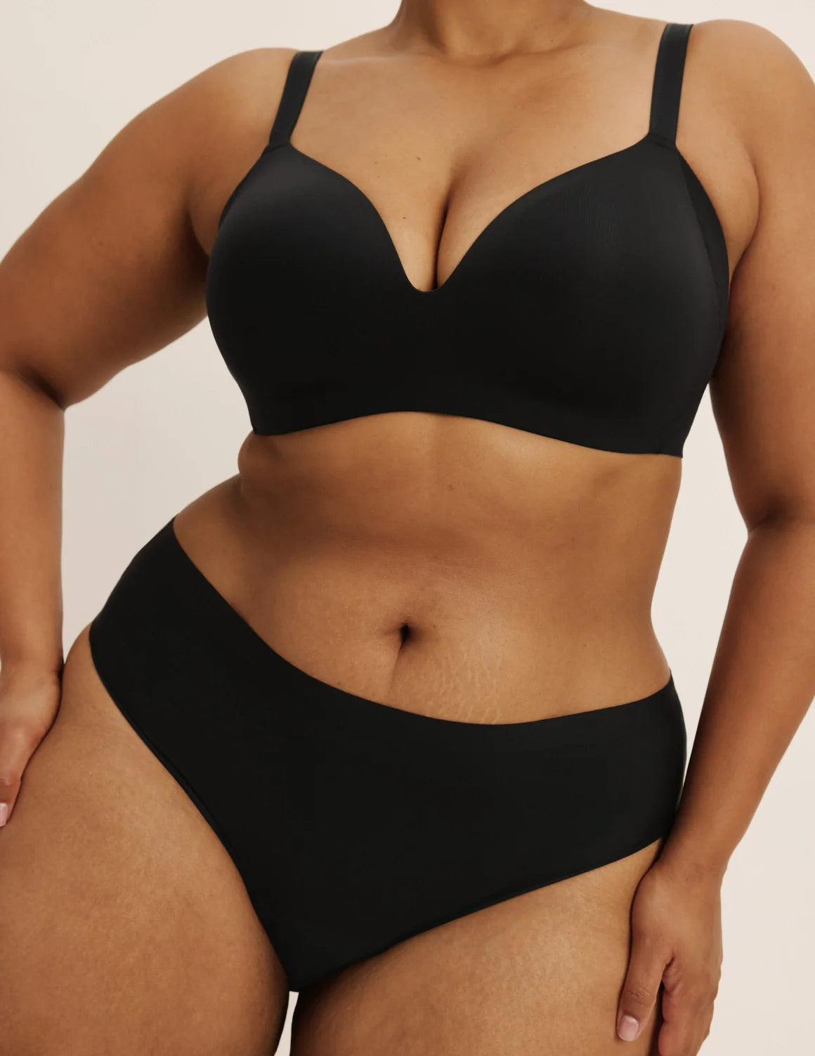 Leslie has 49” hips, wearing KNIX XXL  | Black