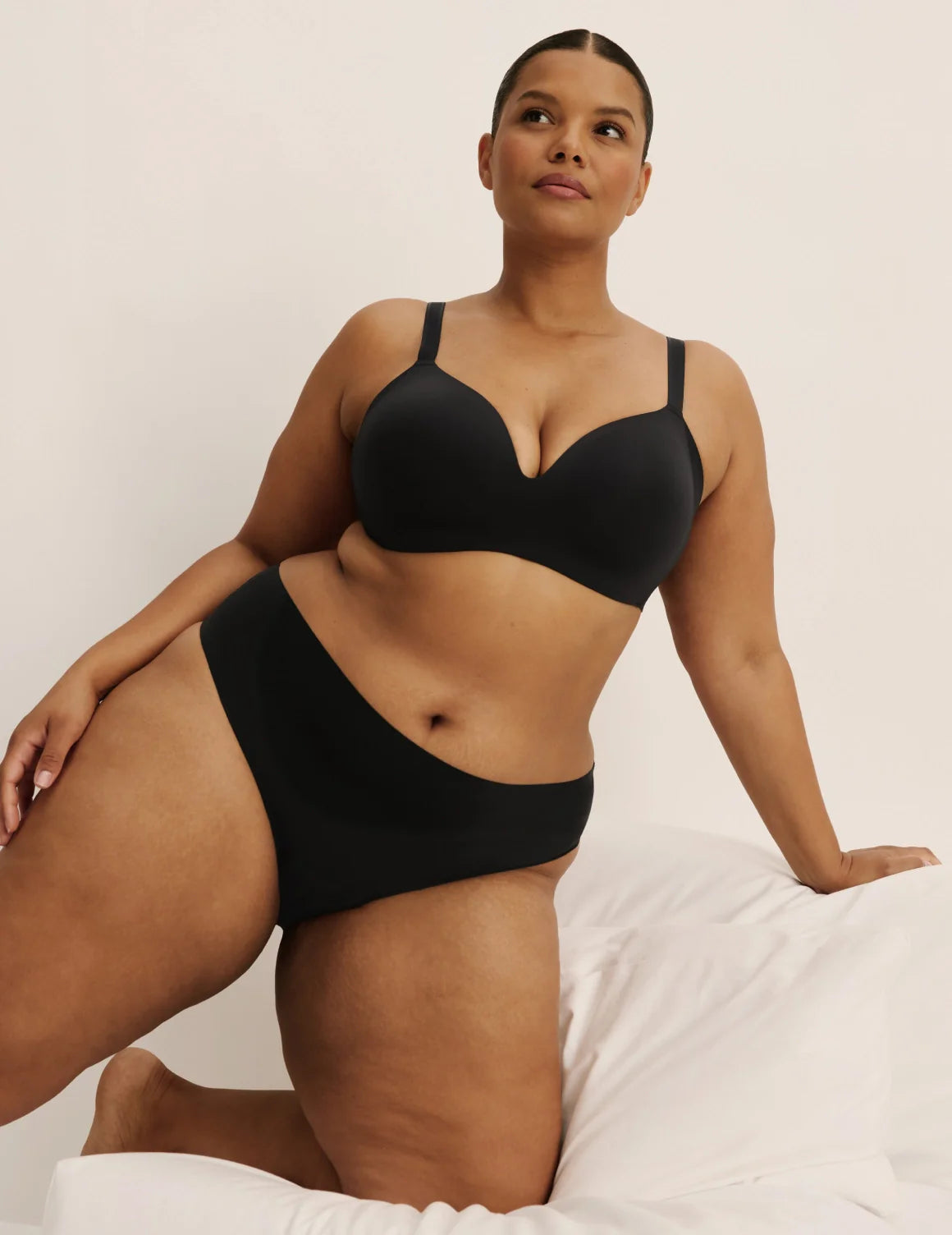 Leslie has 49” hips, wearing KNIX XXL | Black