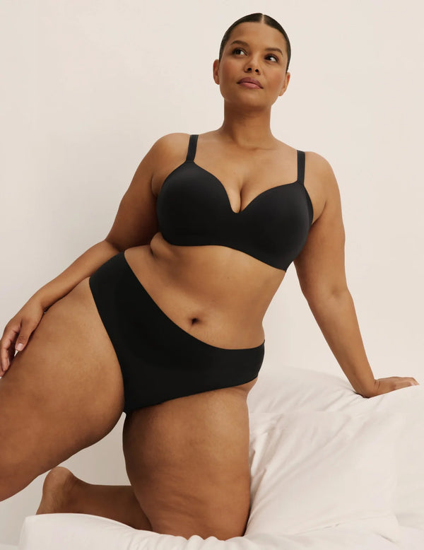 Leslie has 49” hips, wearing KNIX XXL | Black