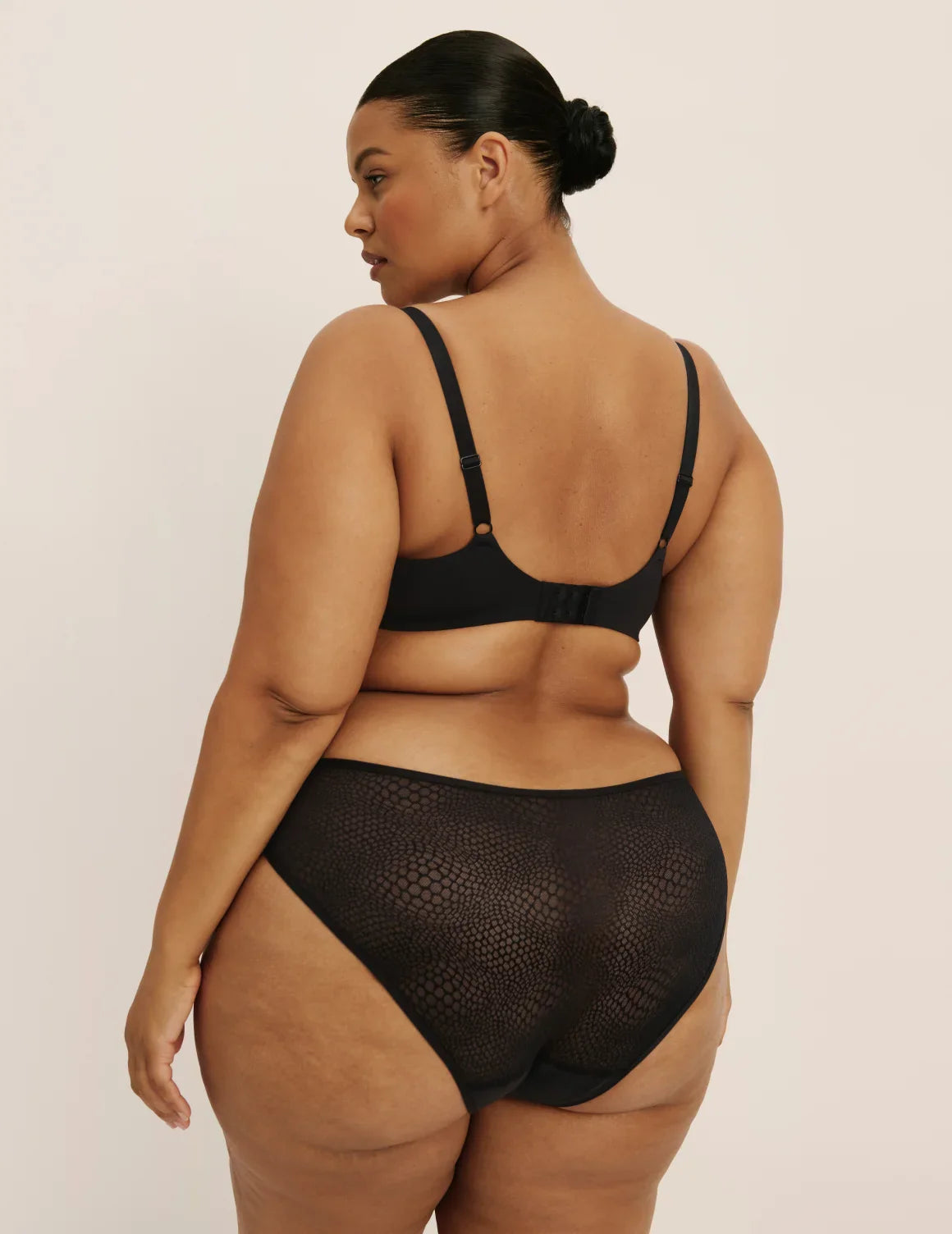 Leslie has 49” hips, wearing KNIX XXL | Black