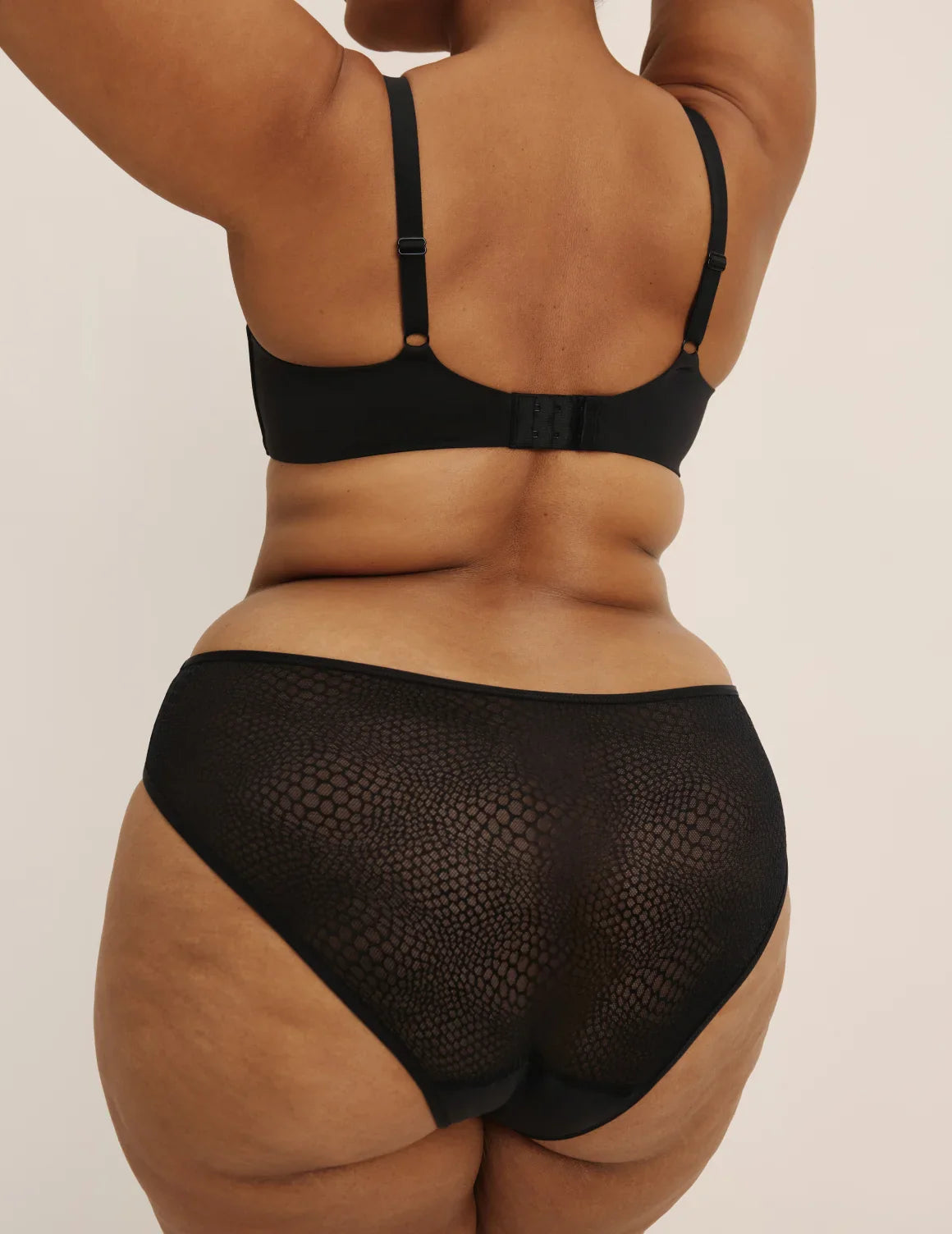 Leslie has 49” hips, wearing KNIX XXL | Black