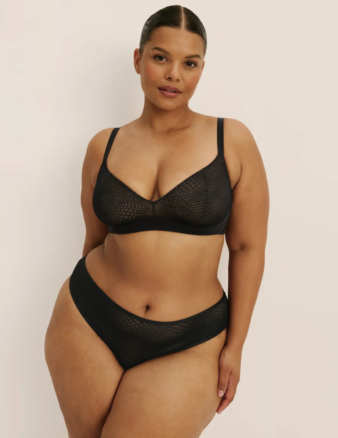 Leslie has 49” hips, wearing KNIX XXL | Black