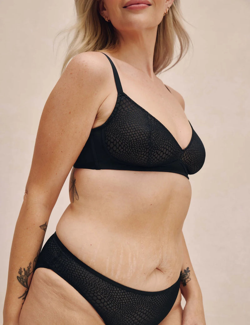 Sarah (Birds Papaya) is wearing KNIX M | Black