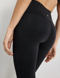 Sofia has 36.5” hips and wears a size S | Black