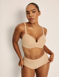 Amber has 46” hips, and wearing KNIX L | Warm Sand