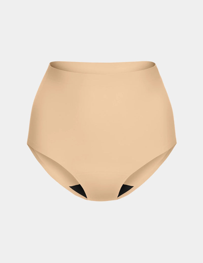 Amber has 46” hips, and wearing KNIX L | Warm Sand