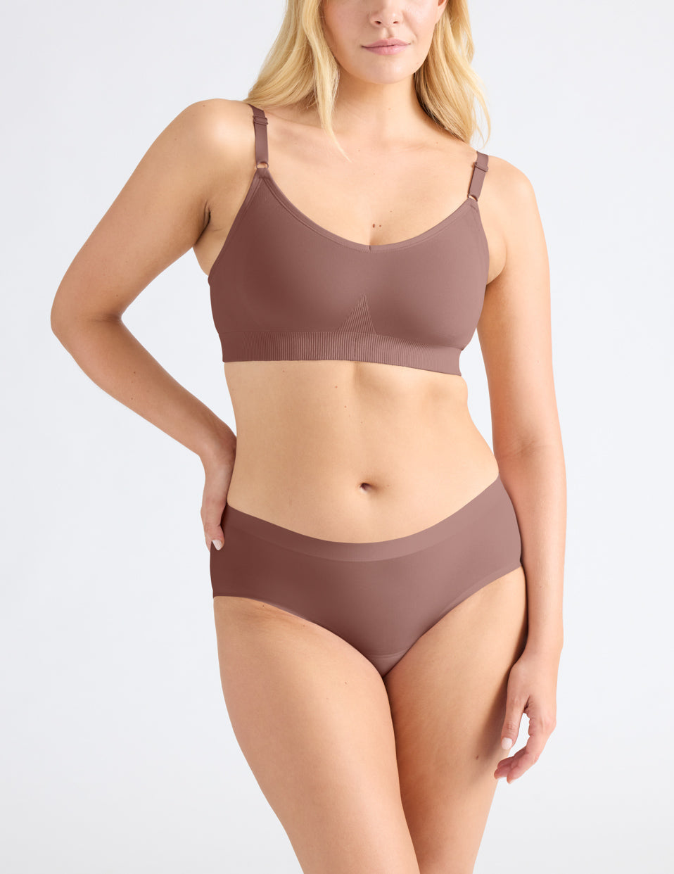 Isabelle is a 34DD and wears a Knix size M+ | Sola