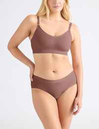 Isabelle is a 34DD and wears a Knix size M+ | Sola