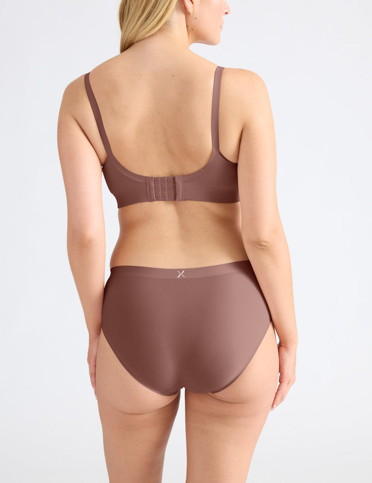 Isabelle is a 34DD and wears a Knix size M+ | Sola