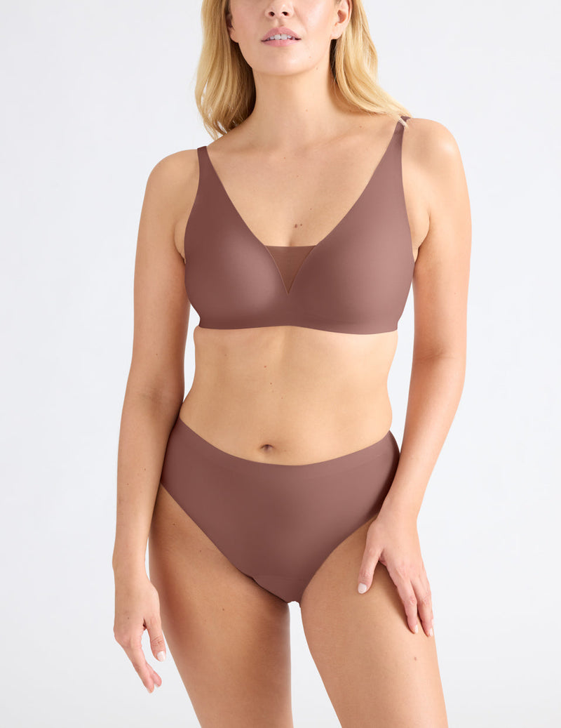 Isabelle is a 34DD and wearing KNIX M+ | Sola