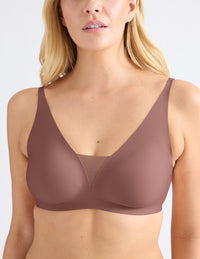 Isabelle is a 34DD and wearing KNIX M+ | Sola
