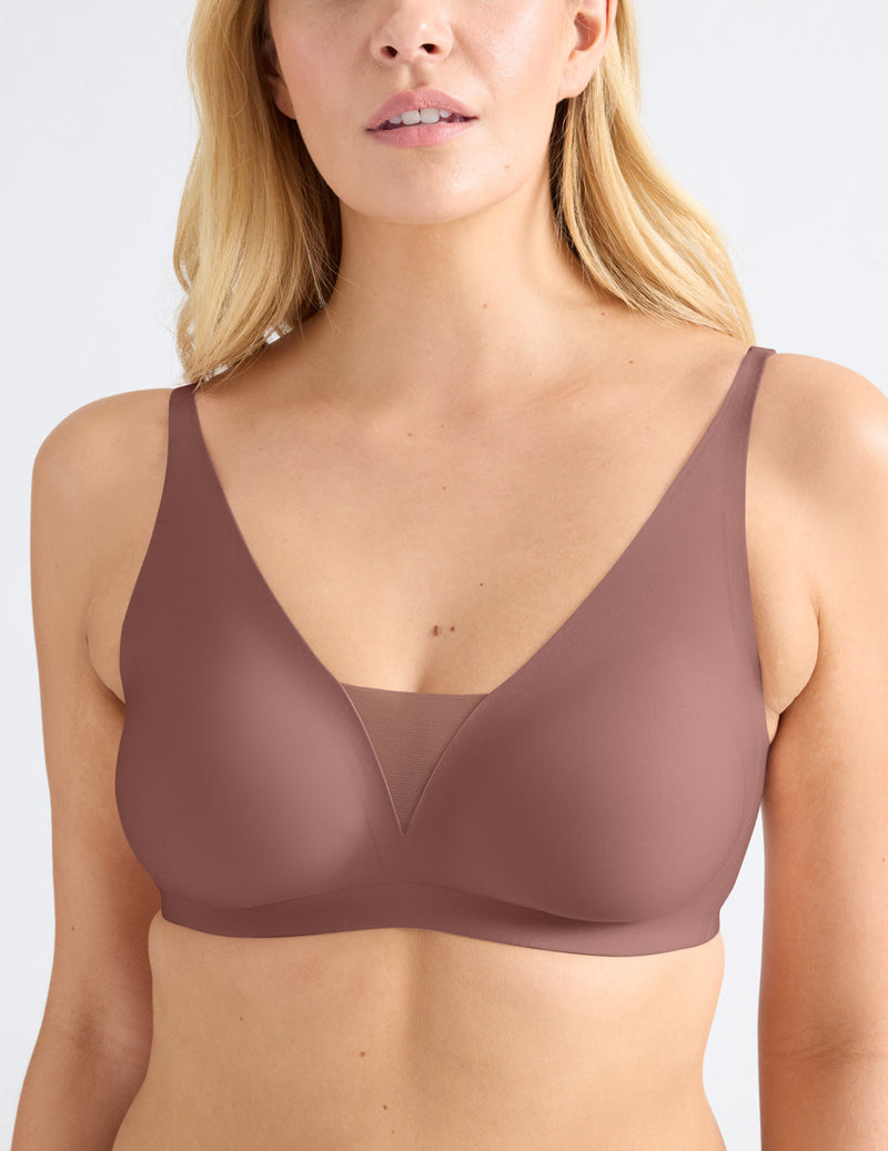Isabelle is a 34DD and wearing KNIX M+ | Sola