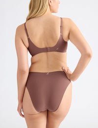 Isabelle is a 34DD and wearing KNIX M+ | Sola