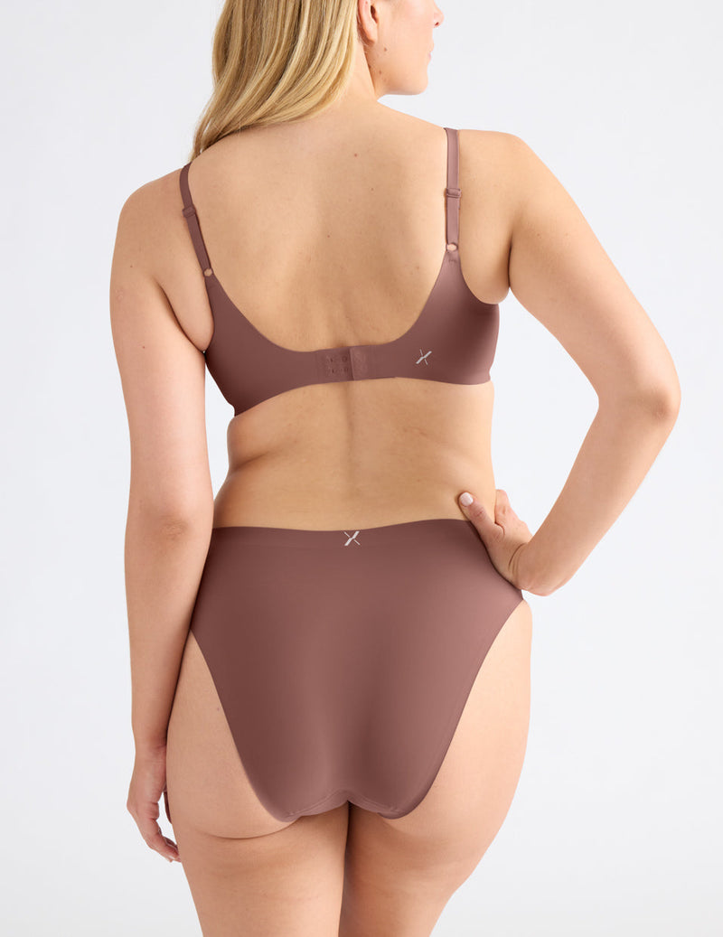 Isabelle is a 34DD and wearing KNIX M+ | Sola