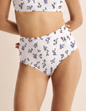 Ashley has 39“ hips wearing KNIX S | Meadows