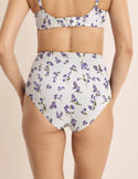 Ashley has 39“ hips wearing KNIX S | Meadows