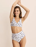 Ashley has 39“ hips wearing KNIX S | Meadows