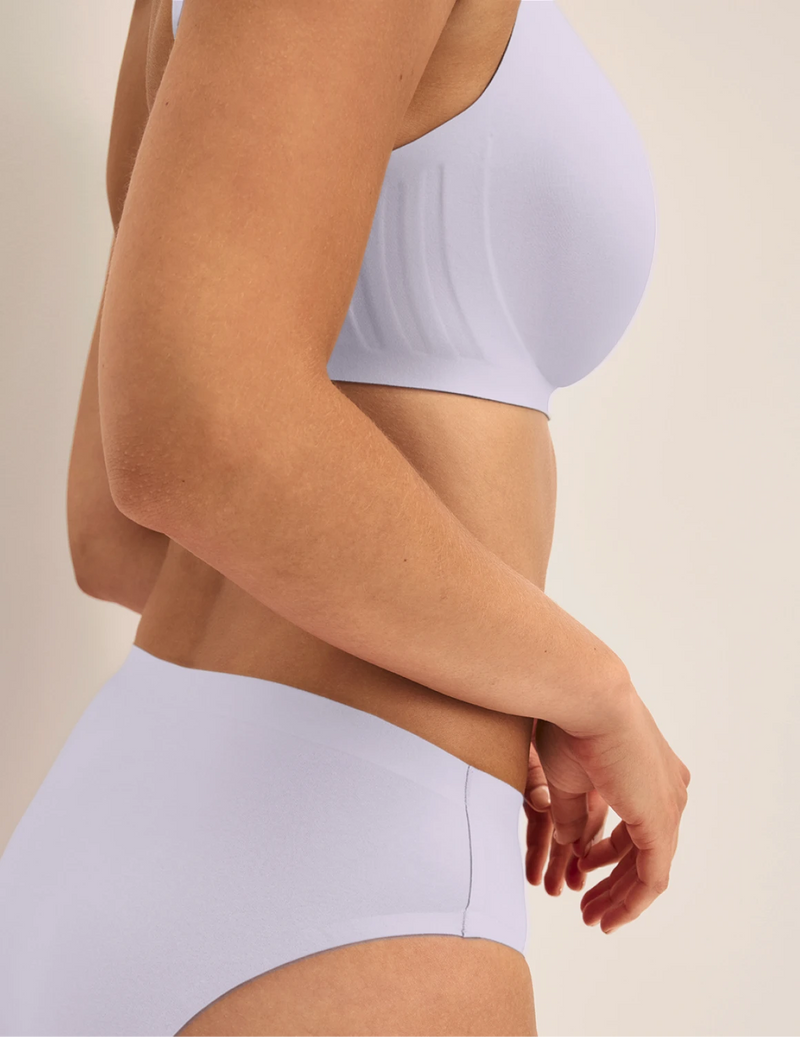 Megan is a 32E and wears a KNIX S+ | Lavender