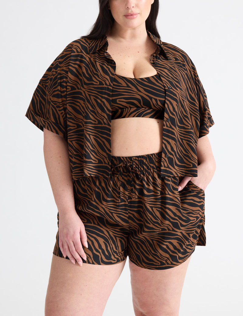 Gabrielle is a 38E and wears a Knix size XL | Feline