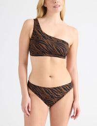 Isabelle is a 34DD and wears a Knix size M  | Feline