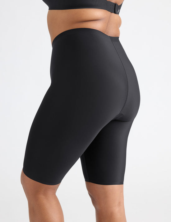 Adiya has 43" hips and wears a Knix size L | Black
