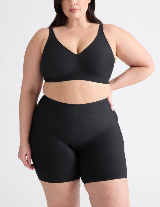 Gabrielle has 48" hips and wears a Knix size XXL | Black
