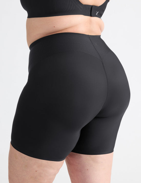Gabrielle has 48" hips and wears a Knix size XXL | Black