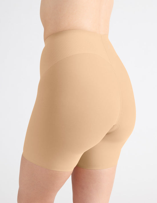 Isabelle has 40" hips and wears a Knix size M | Warm Sand