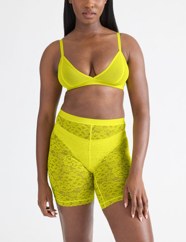 Tamiah has 38.5” hips and wears a Knix size M | Citron