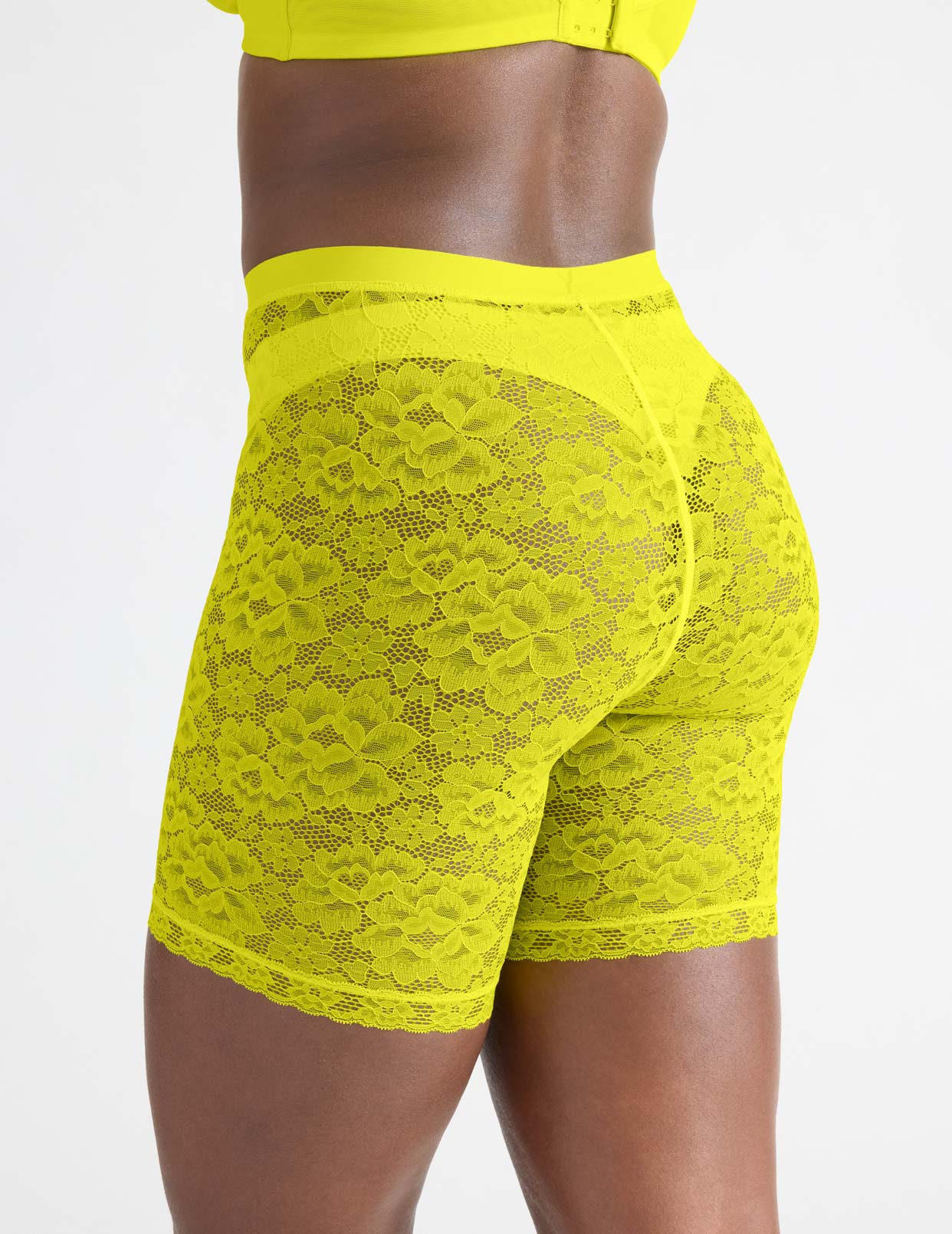 Tamiah has 38.5” hips and wears a Knix size M | Citron