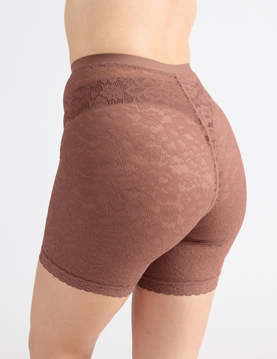Isabelle has 40" hips and wears a Knix size M | Sola