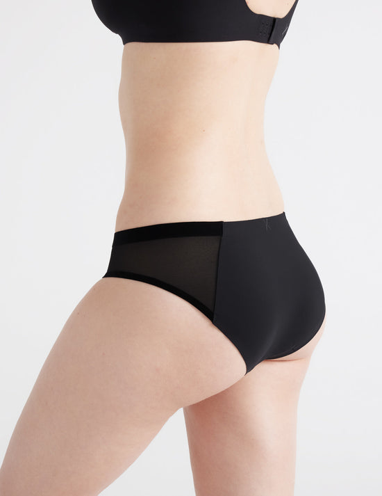 Claire has 35" hips, 24" waist and wears a Knix size S | Black