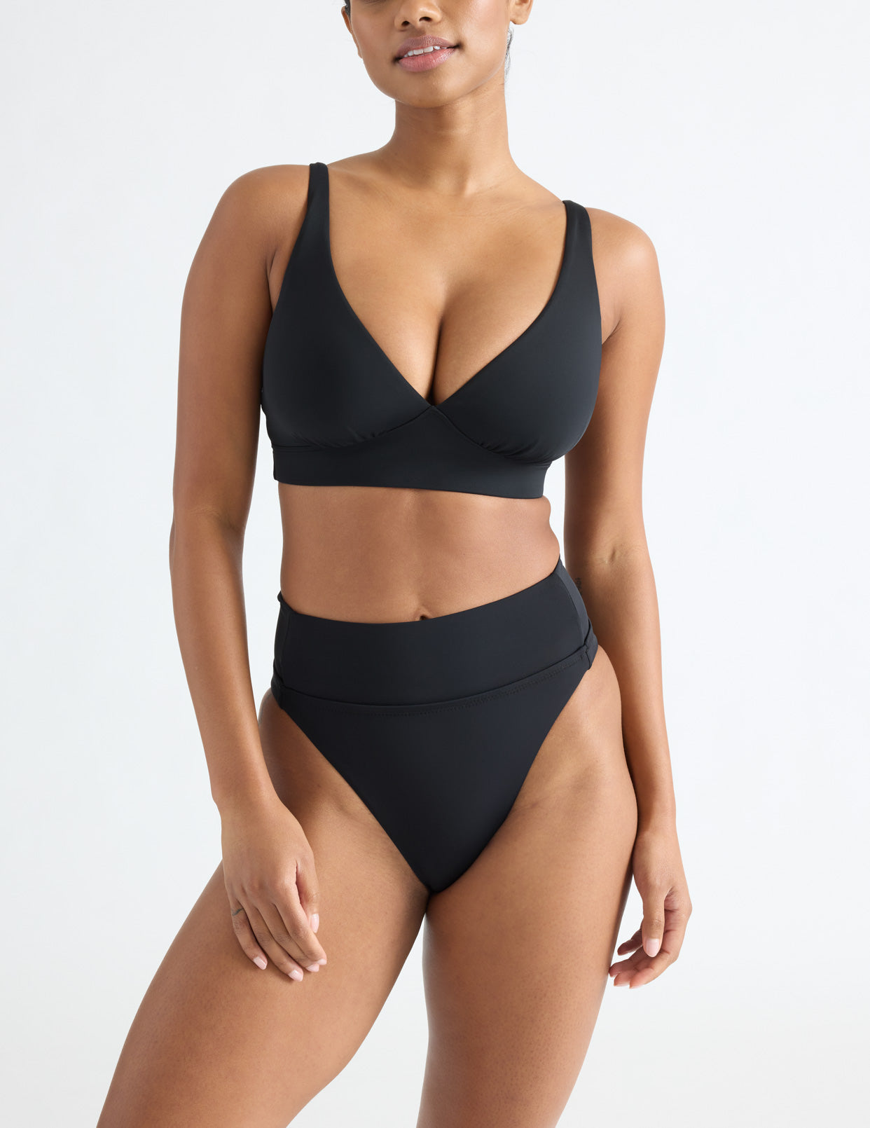 Jay is a 30F and wears a Knix size XS+ | Black