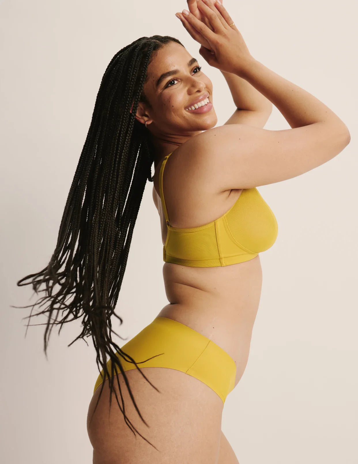 Abigail has 43.5” hips and is wearing a Knix size L | Honey