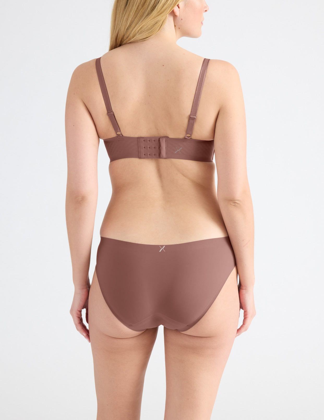 Isabelle has 40” hips and wears a Knix size M | Sola