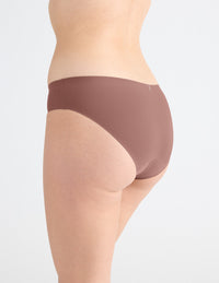 Isabelle has 40” hips and wears a Knix size M | Sola