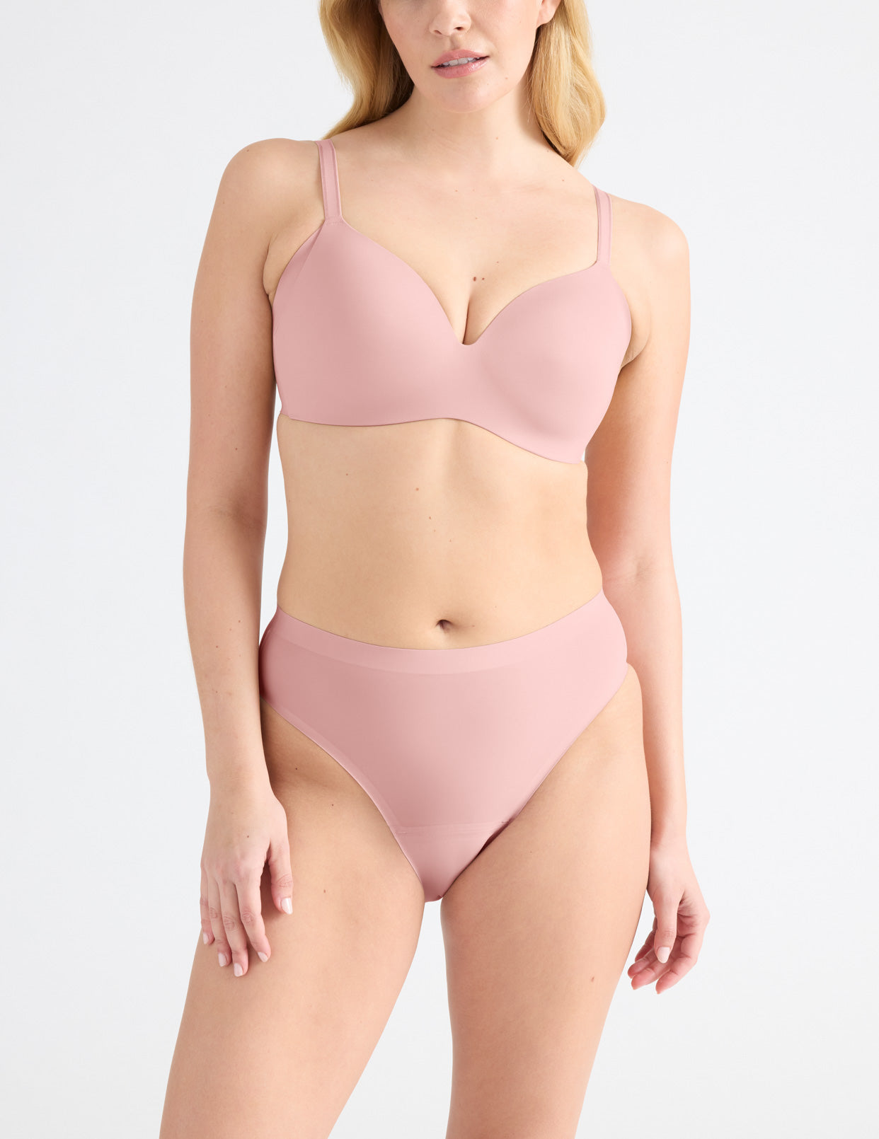 Isabelle has 40” hips and wears a Knix size M | Rose Water