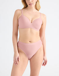Isabelle has 40” hips and wears a Knix size M | Rose Water