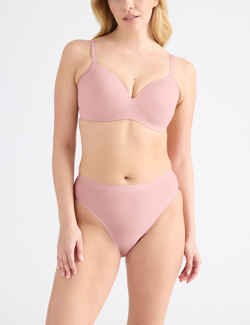 Isabelle has 40” hips and wears a Knix size M | Rose Water