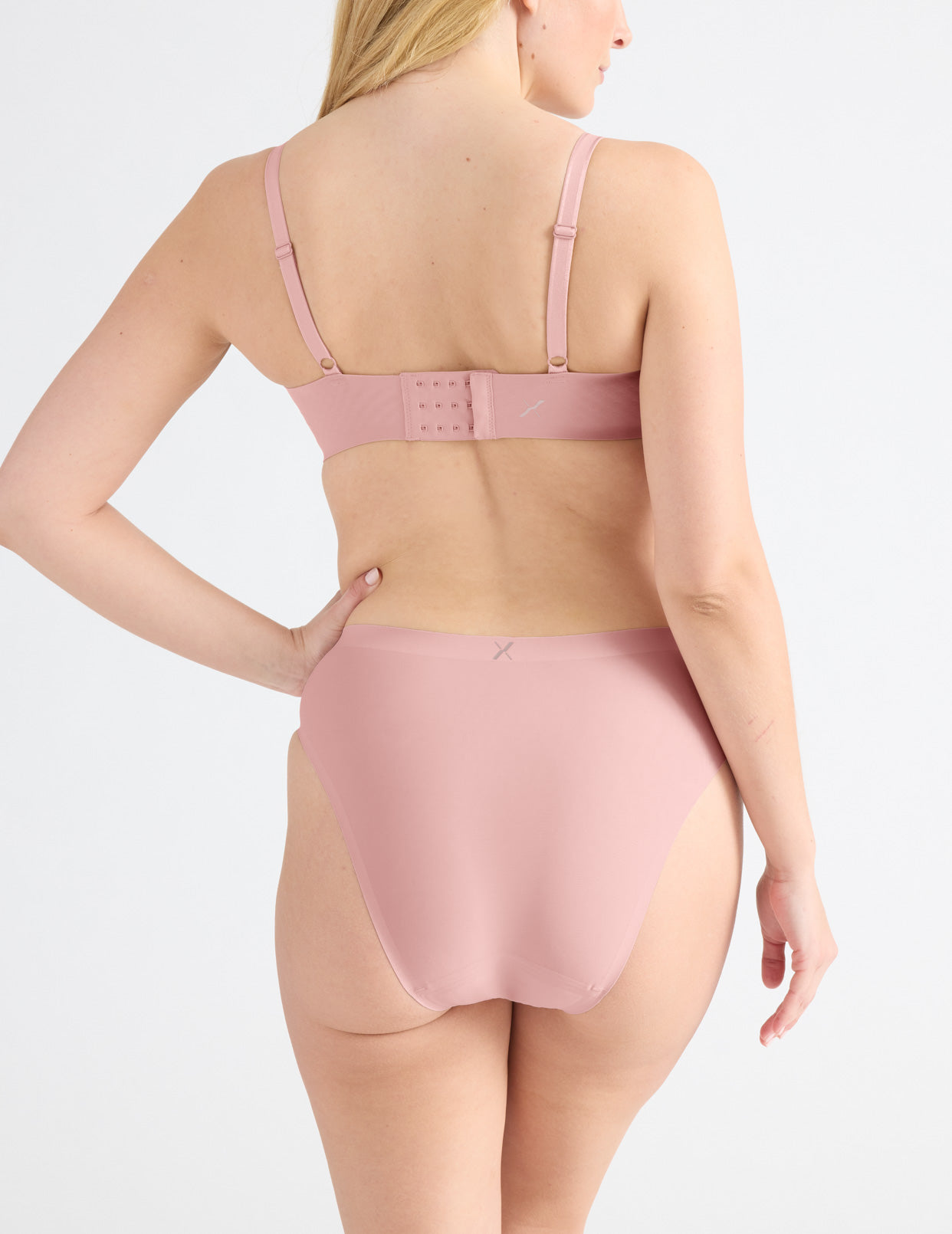 Isabelle has 40” hips and wears a Knix size M | Rose Water
