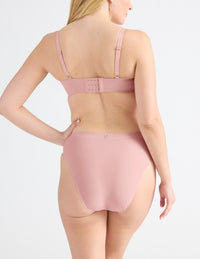 Isabelle has 40” hips and wears a Knix size M | Rose Water